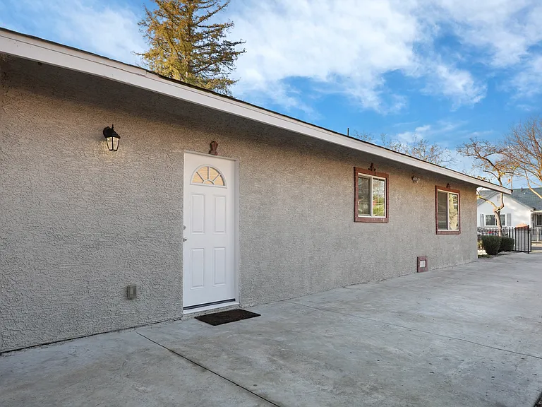 324 Flora St — Photo 27