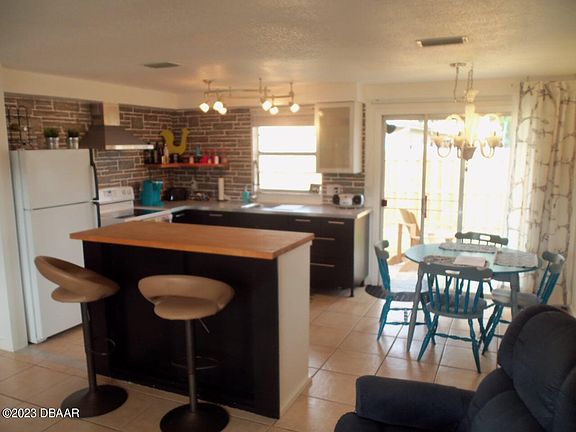 3rd image of 160 Niver St