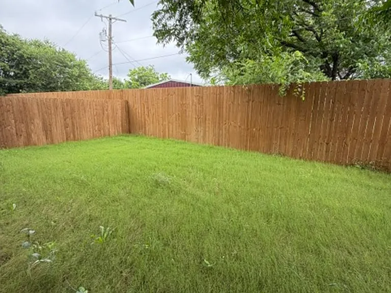 303 Live Oak St — Photo 1