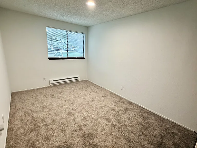 Maple Leaf Apartments — Photo 17