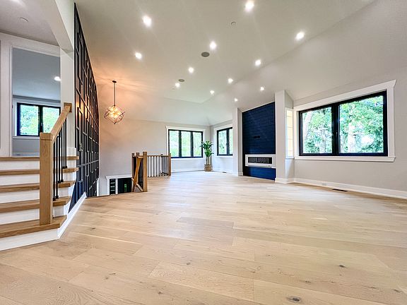 3rd image of 9517 Forest Pl