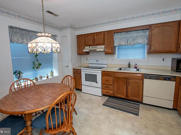 4th image of 84 Bastian Dr