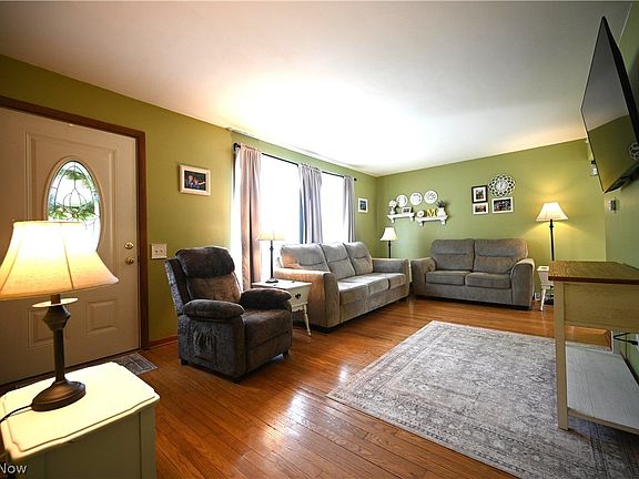 4th image of 1911 39th St NE