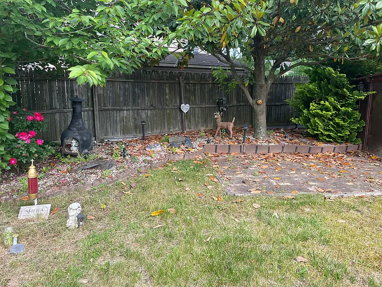 887 Royal Ln — Photo 23