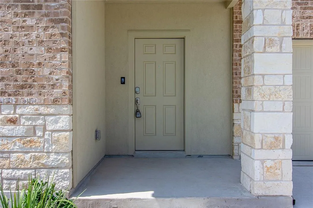 4 bed, 2.5 bath, 2834 sqft, $2,500 — Photo 3
