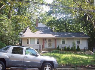 2 Panorama Dr, Huntington, NY 11743