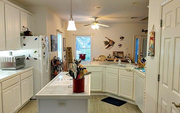3rd image of 61 Begonia Cir