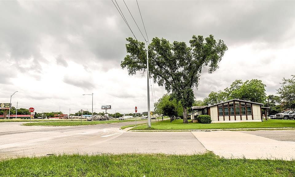 1st image of 901 College Street