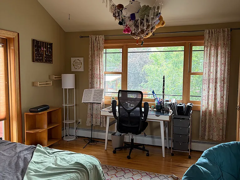 Big windows with views of MT Sentinel.