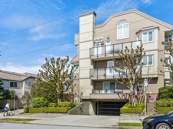 152 A W 18th St, North Vancouver, BC V7M 1W4