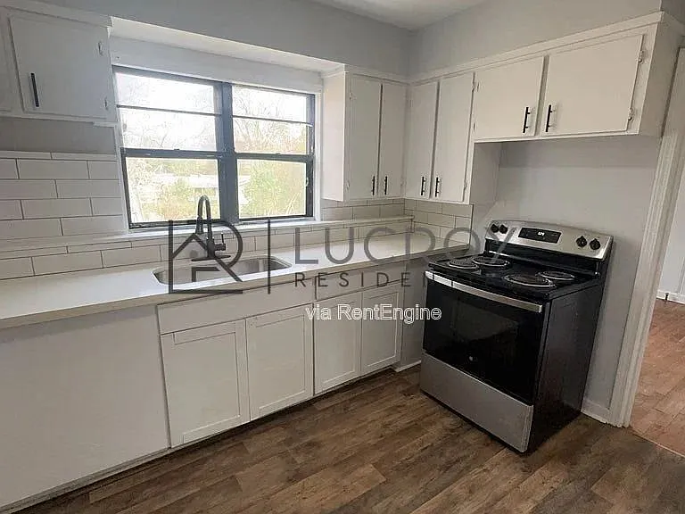 320 Lawrence Rd — Photo 5