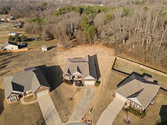 3rd image of 215 Marehaven Ct