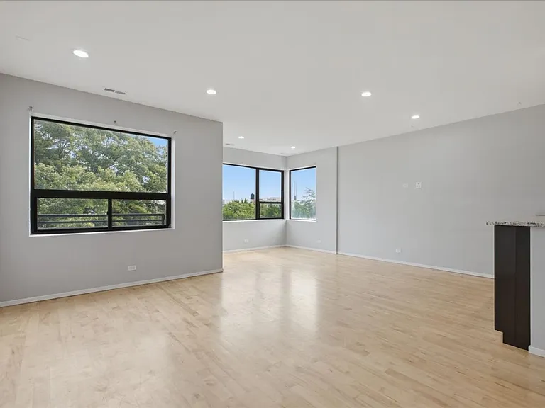 1649 W Cortland St — Photo 30
