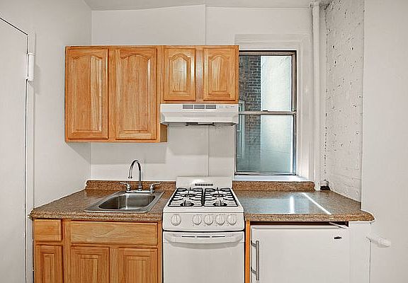 2nd image of 448 W 54th St APT 3b