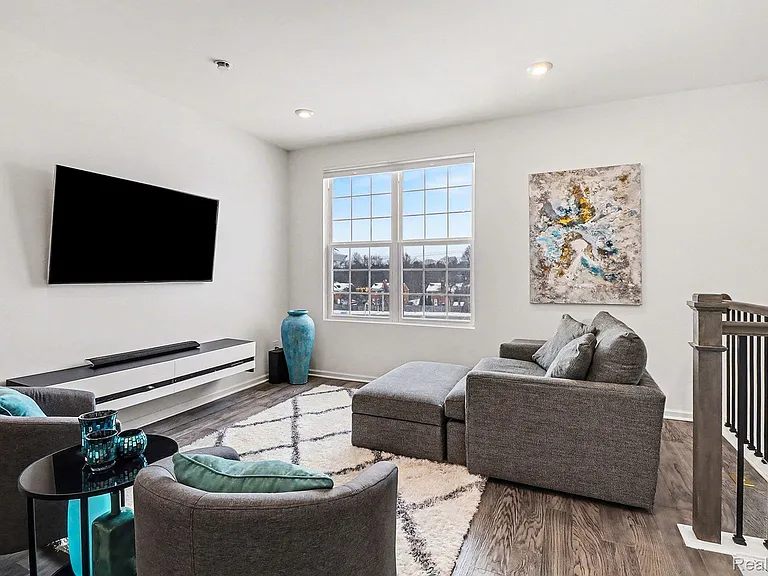 258 S Mill St — Photo 4
