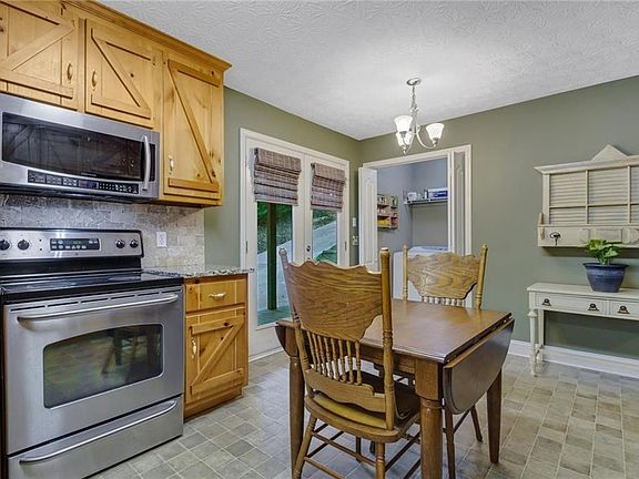 3rd image of 88 Castlewood Ct