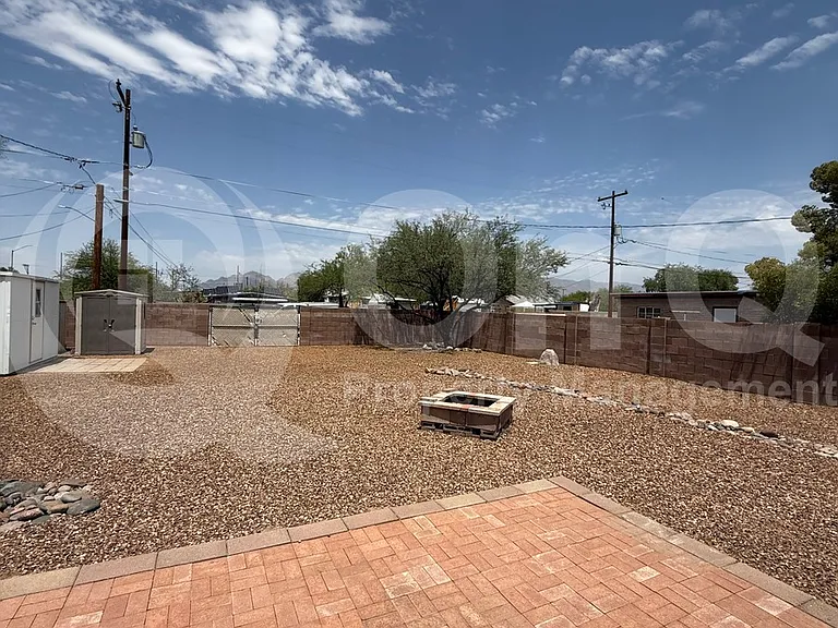 1305 E Water St — Photo 23