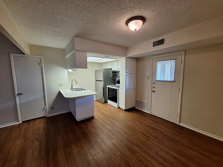 8207 Hood Cir #B — Photo 15