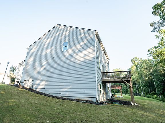 3rd image of 490 Barnwood Ln