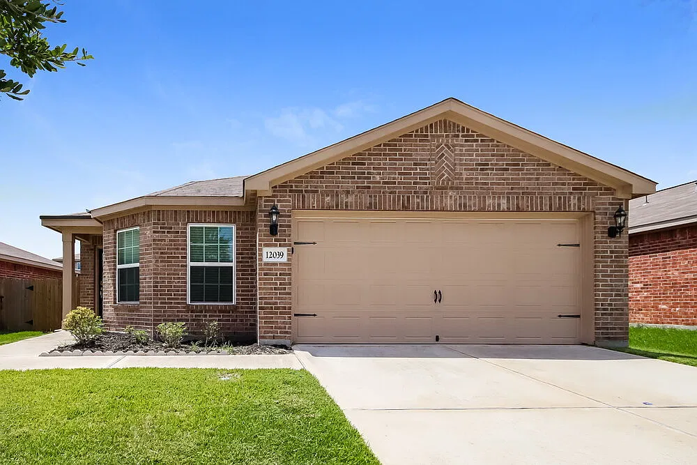 3 bed, 2.0 bath, 1776 sqft, $2,135 — Photo 1
