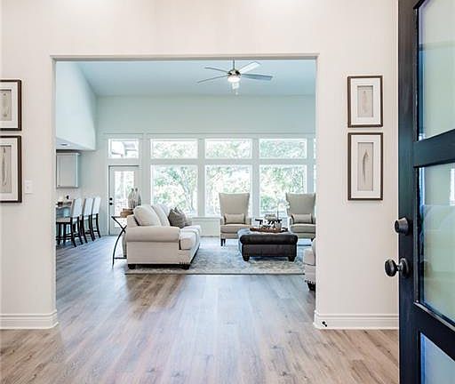 5th image of 106 Woodcreek Cir