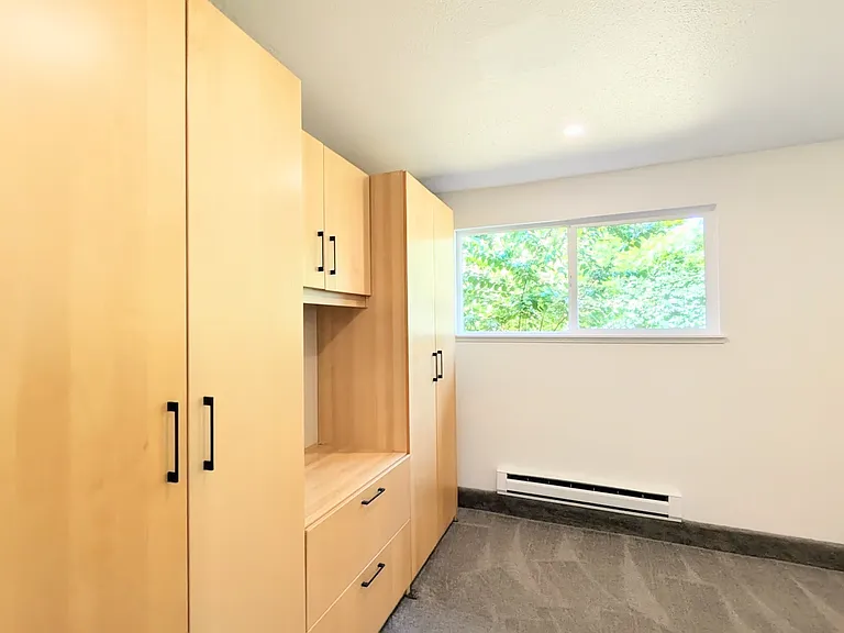 Large guest 5th bedroom, renovated
