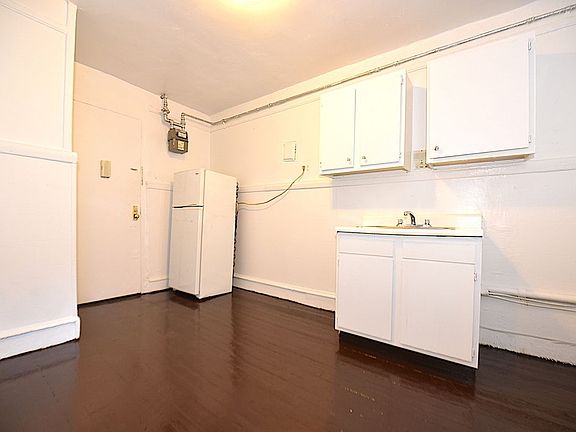 2nd image of 182 Franklin St APT 4E