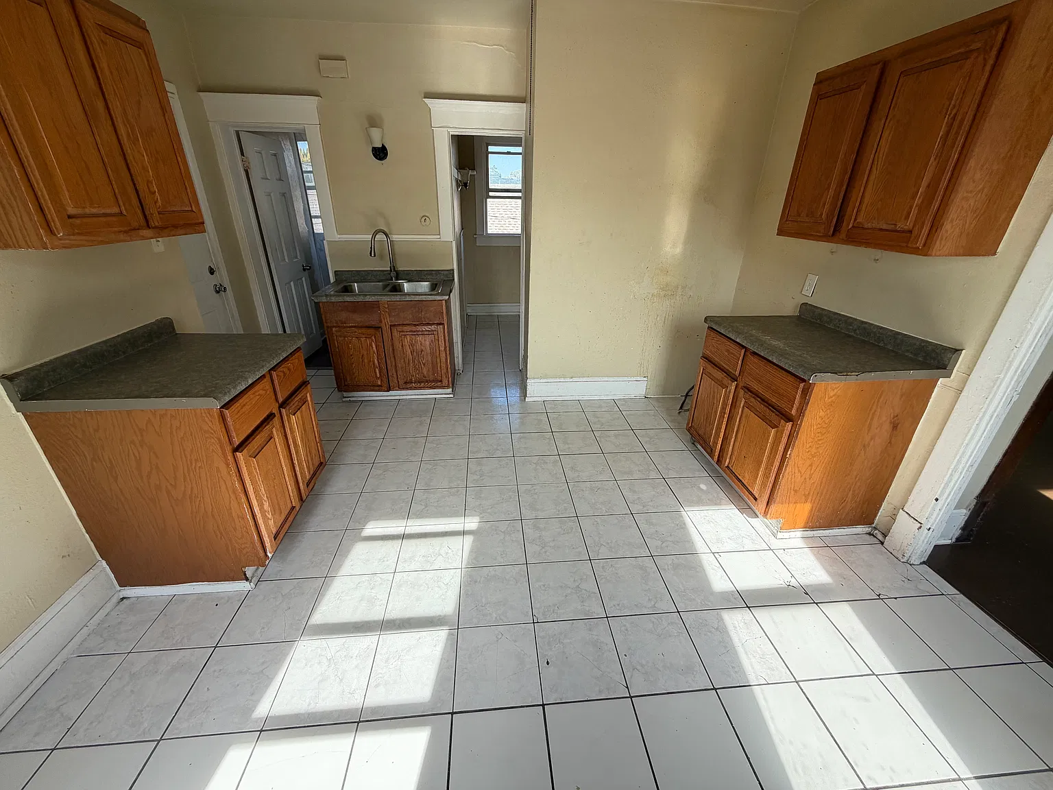 3 bed, 1000 sqft, $1,075 — Photo 3