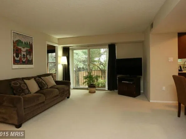 7745 Inversham Dr APT 203, Falls Church, VA 22042