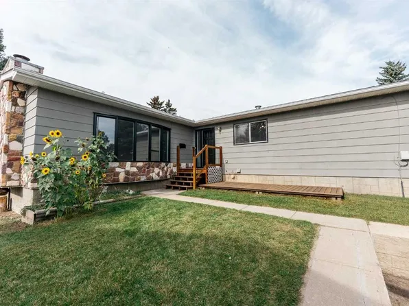 10 E Tee Rd, Lacombe, AB T4L 1R4
