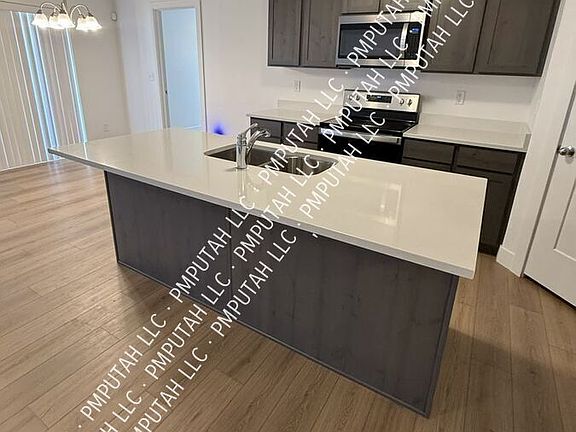 4th image of 696 N Butte Ln