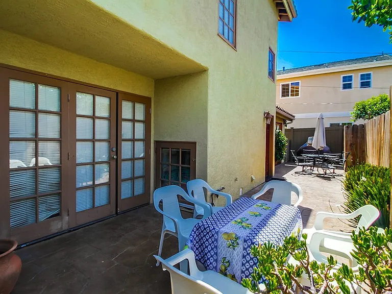 Very long patio so can you entertain with multiple tables and chairs