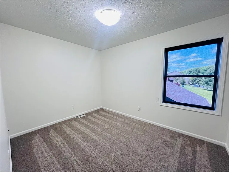 131 Broxbourne Dr — Photo 13
