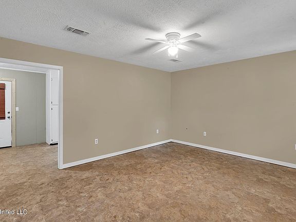 5th image of 415 McKay Cir