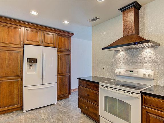 5th image of 2320 51st Avenue Dr E