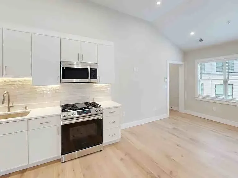 9 Everett St #6 — Photo 1