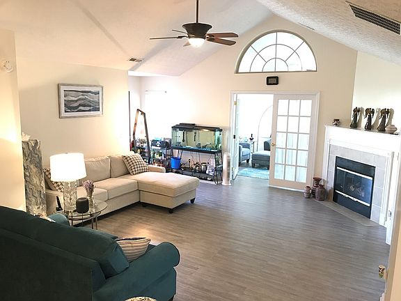 3rd image of 241 Autumn Woods Dr