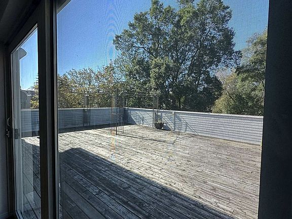 4th image of 319 Division St