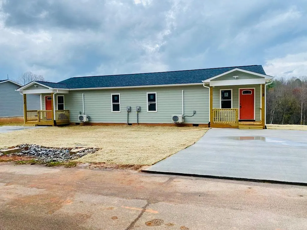 2 bed, 900 sqft, $1,300 — Photo 1