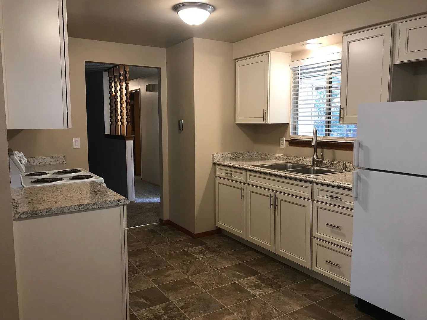 West Side Home w/ Large yard & Close to Campus! — Photo 3