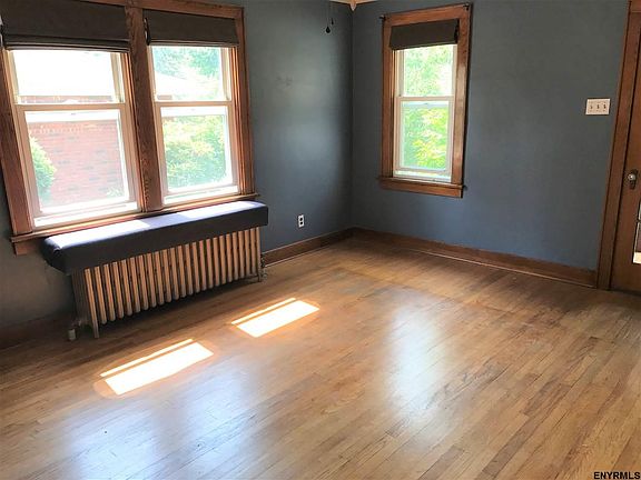5th image of 11 Marlborough Ct