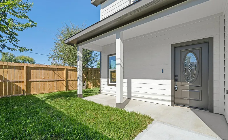 4 bed, 2560 sqft, $2,900 — Photo 2