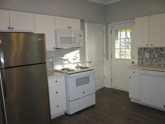 2nd image of 808 Main St