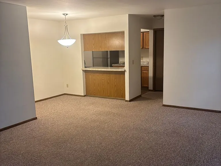 719 W Thorne St — Photo 1