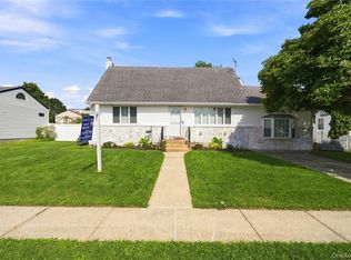 25 Lois Lane, Farmingdale, NY 11735
