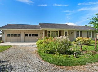 50 Lofty Pine Ln, Mills River, NC 28759