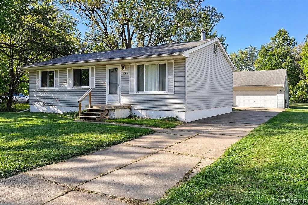 3 bed, 2.0 bath, 1040 sqft, $1,800 — Photo 3