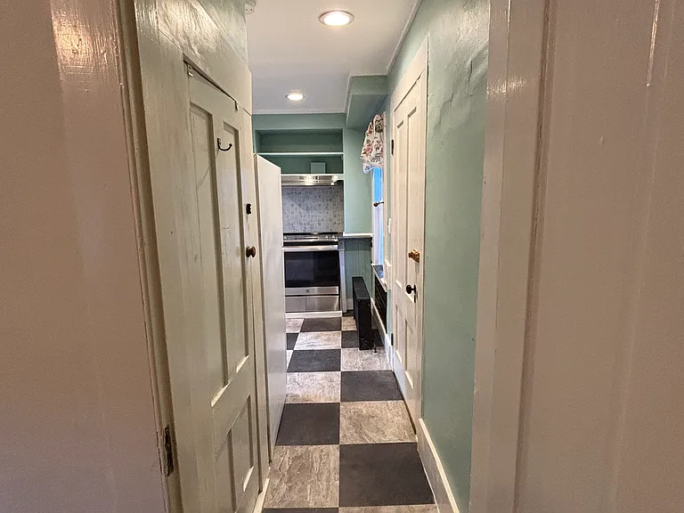 32 Government St — Photo 15