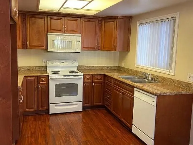 1400 Glenwood Rd — Photo 3