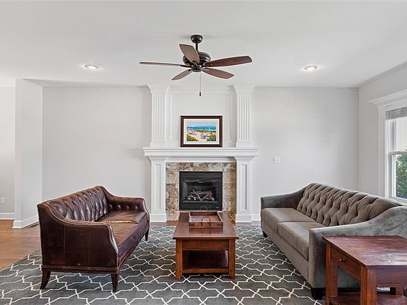 4th image of 1705 NE Nine Oaks Dr
